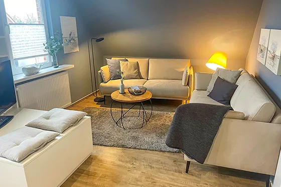 Das Wohnzimmer mit bequemer Couchgarnitur